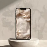 מוקאפ של אייפון עם ההזמנה עמית וצחי התקין